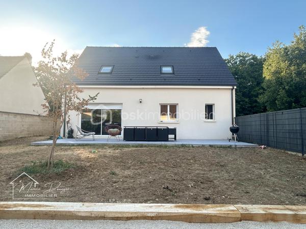 À découvrir sans tarder !

Située à Cerny, cette magnifique maison individuelle construite en 2018 vous séduira par ses prestations modernes, son excellente performance énergétique et son état irréprochable.

Dès l’entrée, vous découvrirez une belle pièce de vie traversante et baignée de lumière, ouverte sur une cuisine contemporaine entièrement aménagée et équipée. Une arrière-cuisine/buanderie vient compléter cet espace fonctionnel.

Le rez-de-chaussée offre également une chambre avec salle d’eau privative, idéale pour une vie de plain-pied ou pour recevoir famille et amis.

À l’étage, vous profiterez d’une suite parentale avec dressing, de deux chambres supplémentaires ainsi que d’une salle de bains entièrement rénovée avec WC.

Édifiée sur un sous-sol total, la maison dispose d’un vaste espace permettant de stationner plusieurs véhicules, de créer un atelier ou de bénéficier d’un important volume de stockage.

À l’extérieur, vous apprécierez une grande terrasse carrelée, un terrain de pétanque, un chalet de jardin ainsi qu’un terrain entièrement clôturé de 474 m².

Les + qui font la différence :

✔ Construction 2018 sous garanties décennales
✔ DPE B : excellente performance énergétique
✔ Pompe à chaleur + chaudière gaz
✔ Panneaux photovoltaïques
✔ Adoucisseur d’eau et surpresseur
✔ Sous-sol total
✔ Vie de plain-pied possible
✔ Aucun travaux à prévoir
✔ Plusieurs stationnements

Une maison clé en main, idéale pour une famille recherchant confort, modernité et économies d’énergie.

Une visite suffira à vous convaincre !