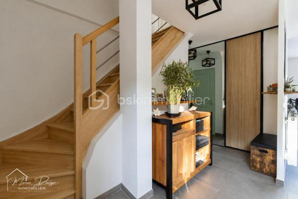 À découvrir sans tarder !

Située à Cerny, cette magnifique maison individuelle construite en 2018 vous séduira par ses prestations modernes, son excellente performance énergétique et son état irréprochable.

Dès l’entrée, vous découvrirez une belle pièce de vie traversante et baignée de lumière, ouverte sur une cuisine contemporaine entièrement aménagée et équipée. Une arrière-cuisine/buanderie vient compléter cet espace fonctionnel.

Le rez-de-chaussée offre également une chambre avec salle d’eau privative, idéale pour une vie de plain-pied ou pour recevoir famille et amis.

À l’étage, vous profiterez d’une suite parentale avec dressing, de deux chambres supplémentaires ainsi que d’une salle de bains entièrement rénovée avec WC.

Édifiée sur un sous-sol total, la maison dispose d’un vaste espace permettant de stationner plusieurs véhicules, de créer un atelier ou de bénéficier d’un important volume de stockage.

À l’extérieur, vous apprécierez une grande terrasse carrelée, un terrain de pétanque, un chalet de jardin ainsi qu’un terrain entièrement clôturé de 474 m².

Les + qui font la différence :

✔ Construction 2018 sous garanties décennales
✔ DPE B : excellente performance énergétique
✔ Pompe à chaleur + chaudière gaz
✔ Panneaux photovoltaïques
✔ Adoucisseur d’eau et surpresseur
✔ Sous-sol total
✔ Vie de plain-pied possible
✔ Aucun travaux à prévoir
✔ Plusieurs stationnements

Une maison clé en main, idéale pour une famille recherchant confort, modernité et économies d’énergie.

Une visite suffira à vous convaincre !