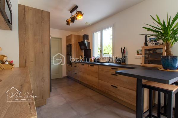 À découvrir sans tarder !

Située à Cerny, cette magnifique maison individuelle construite en 2018 vous séduira par ses prestations modernes, son excellente performance énergétique et son état irréprochable.

Dès l’entrée, vous découvrirez une belle pièce de vie traversante et baignée de lumière, ouverte sur une cuisine contemporaine entièrement aménagée et équipée. Une arrière-cuisine/buanderie vient compléter cet espace fonctionnel.

Le rez-de-chaussée offre également une chambre avec salle d’eau privative, idéale pour une vie de plain-pied ou pour recevoir famille et amis.

À l’étage, vous profiterez d’une suite parentale avec dressing, de deux chambres supplémentaires ainsi que d’une salle de bains entièrement rénovée avec WC.

Édifiée sur un sous-sol total, la maison dispose d’un vaste espace permettant de stationner plusieurs véhicules, de créer un atelier ou de bénéficier d’un important volume de stockage.

À l’extérieur, vous apprécierez une grande terrasse carrelée, un terrain de pétanque, un chalet de jardin ainsi qu’un terrain entièrement clôturé de 474 m².

Les + qui font la différence :

✔ Construction 2018 sous garanties décennales
✔ DPE B : excellente performance énergétique
✔ Pompe à chaleur + chaudière gaz
✔ Panneaux photovoltaïques
✔ Adoucisseur d’eau et surpresseur
✔ Sous-sol total
✔ Vie de plain-pied possible
✔ Aucun travaux à prévoir
✔ Plusieurs stationnements

Une maison clé en main, idéale pour une famille recherchant confort, modernité et économies d’énergie.

Une visite suffira à vous convaincre !