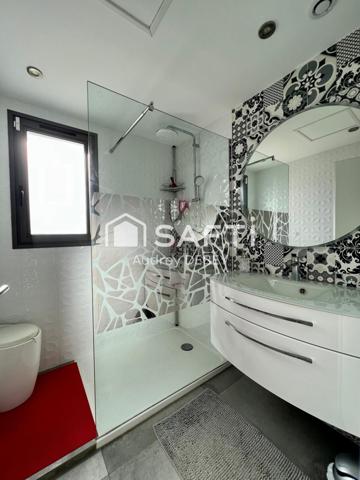 APPARTEMENT CONTEMPORAIN AVEC TERRASSE & PISCINE – À DEUX PAS DES PLAGES ET COMMERCES