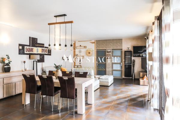 VILLA CONTEMPORAINE DE PLAIN-PIED - PISCINE & VUE DÉGAGÉE -