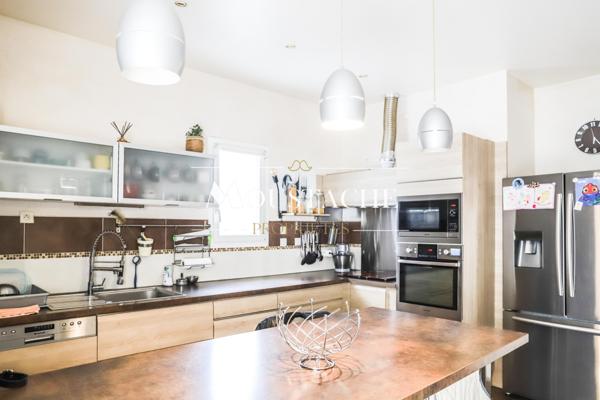 VILLA CONTEMPORAINE DE PLAIN-PIED - PISCINE & VUE DÉGAGÉE -