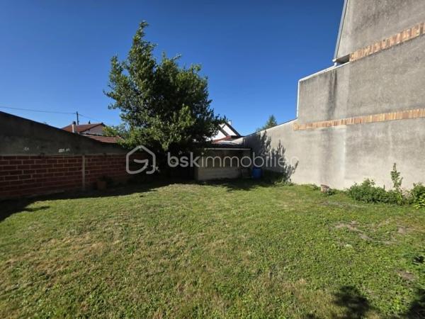 Immeuble de rapport – Fort potentiel après rénovation ! Pas de charges.
Excellente opportunité d’investissement : petit immeuble composé de deux appartements de 55 m² et 61 m², offrant de beaux volumes et une configuration idéale pour un projet locatif ou patrimonial.
Le bien dispose d'un jardin, de 5 caves et de 2 emplacements extérieurs, des atouts recherchés qui renforcent sa valeur. Des travaux sont à prévoir, laissant la liberté de repenser les espaces et d’optimiser pleinement le potentiel du site.
Son important potentiel d’agrandissement ouvrent la voie à de nombreuses stratégies de valorisation (40m² environ).
Produit rare pour investisseurs. Belle marge de progression après rénovation.

Zone UC.
Forte demande locative sur le secteur. 
30% d'emprise au sol.
Aujourd'hui il existe 2 compteurs d'électricité et gaz.
Pour l'eau il y a un compteur général en bas et un compteur d'eau pour le 1er étage.
2 Chaudières
1 cheminée au dernier niveau

À étudier rapidement