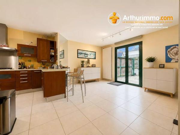Vente                                                      Maison
                        
                     7 pièces                      144 m2                     à Vitré