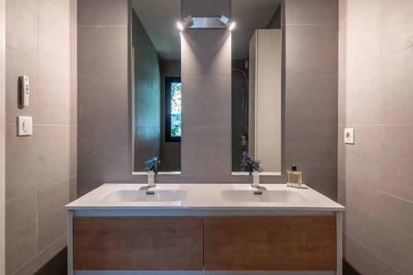 Maison contemporaine 141 m² – terrain 711 m² – 4 chambres – piscine