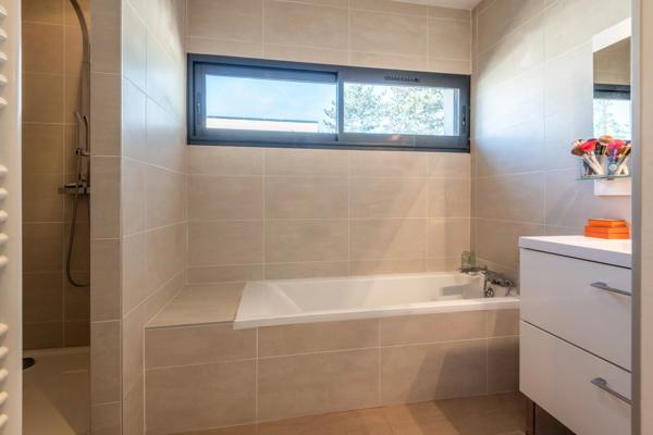 Maison contemporaine 141 m² – terrain 711 m² – 4 chambres – piscine