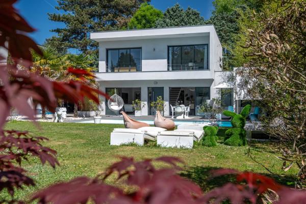 Maison contemporaine 141 m² – terrain 711 m² – 4 chambres – piscine