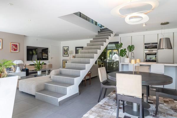 Maison contemporaine 141 m² – terrain 711 m² – 4 chambres – piscine