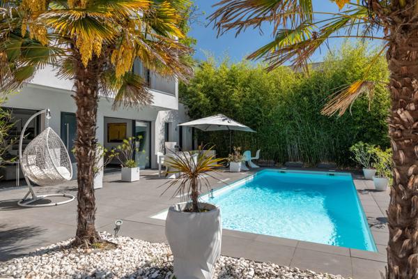 Maison contemporaine 141 m² – terrain 711 m² – 4 chambres – piscine
