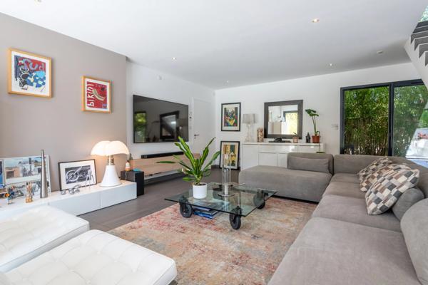 Maison contemporaine 141 m² – terrain 711 m² – 4 chambres – piscine