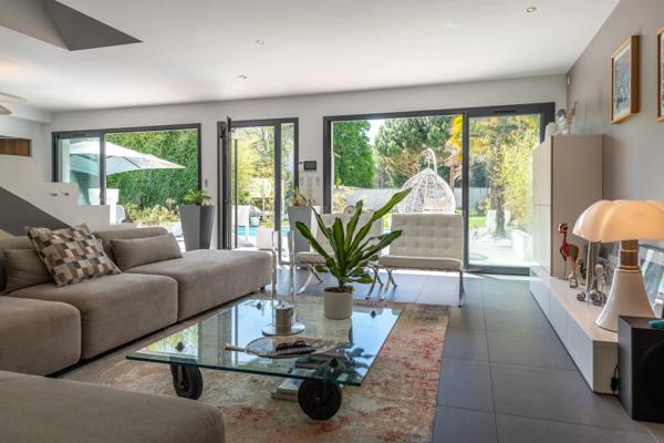 Maison contemporaine 141 m² – terrain 711 m² – 4 chambres – piscine