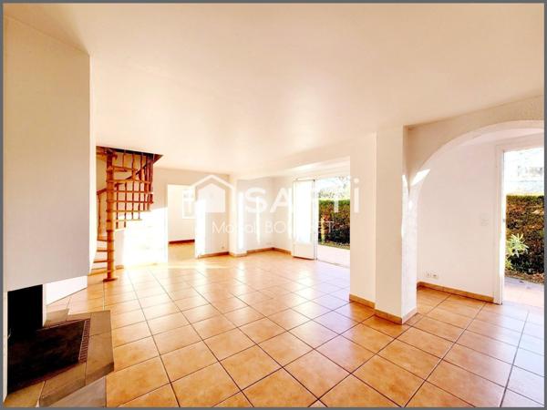 Maison T5 de 125m², Trois chambres, un dressing, une terrasse, deux abris jardin, une piscine, terrain 1115m², idéale pour une famille.