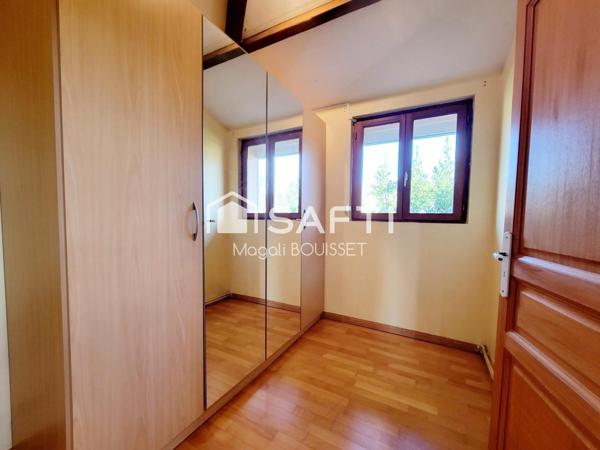 Maison T5 de 125m², Trois chambres, un dressing, une terrasse, deux abris jardin, une piscine, terrain 1115m², idéale pour une famille.