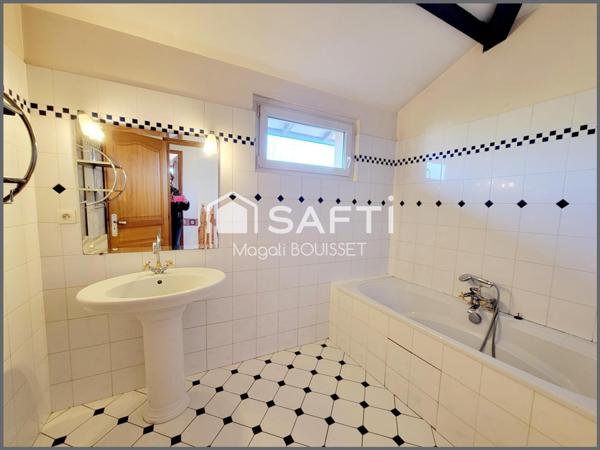 Maison T5 de 125m², Trois chambres, un dressing, une terrasse, deux abris jardin, une piscine, terrain 1115m², idéale pour une famille.