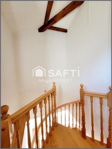 Maison T5 de 125m², Trois chambres, un dressing, une terrasse, deux abris jardin, une piscine, terrain 1115m², idéale pour une famille.