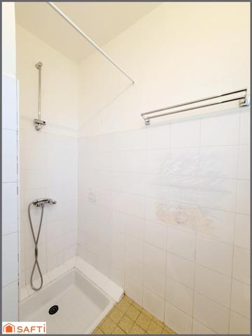 Maison T5 de 125m², Trois chambres, un dressing, une terrasse, deux abris jardin, une piscine, terrain 1115m², idéale pour une famille.