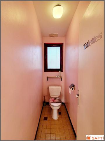 Maison T5 de 125m², Trois chambres, un dressing, une terrasse, deux abris jardin, une piscine, terrain 1115m², idéale pour une famille.