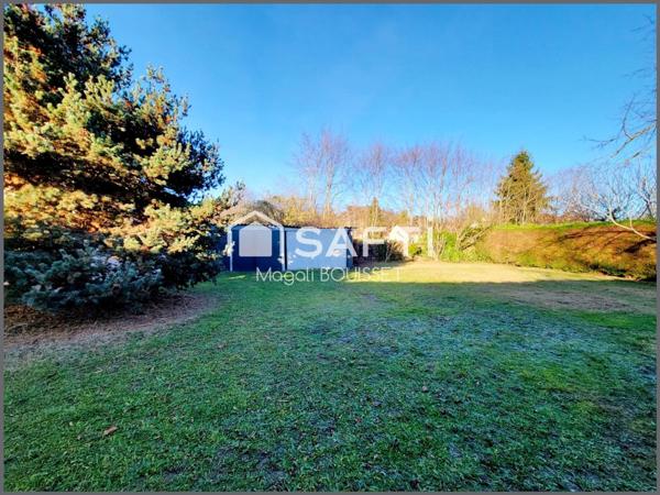 Maison T5 de 125m², Trois chambres, un dressing, une terrasse, deux abris jardin, une piscine, terrain 1115m², idéale pour une famille.