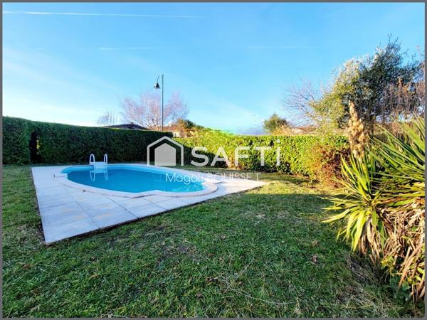 Maison T5 de 125m², Trois chambres, un dressing, une terrasse, deux abris jardin, une piscine, terrain 1115m², idéale pour une famille.