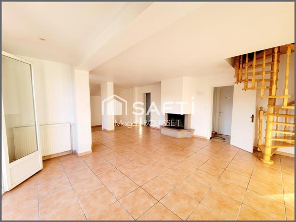 Maison T5 de 125m², Trois chambres, un dressing, une terrasse, deux abris jardin, une piscine, terrain 1115m², idéale pour une famille.