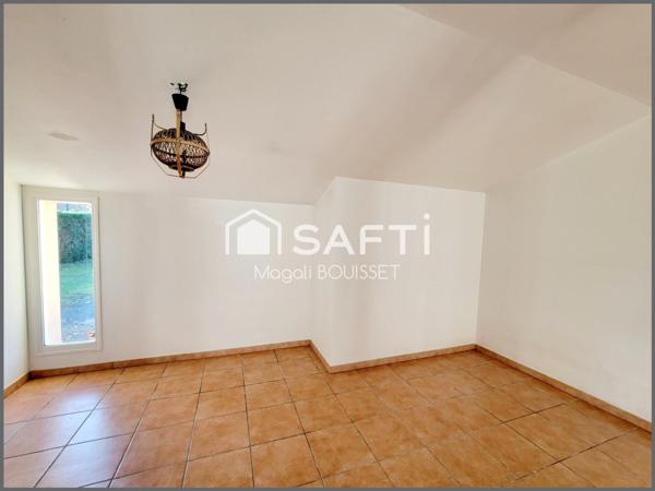 Maison T5 de 125m², Trois chambres, un dressing, une terrasse, deux abris jardin, une piscine, terrain 1115m², idéale pour une famille.