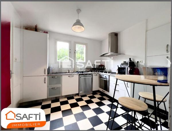 Maison T5 de 125m², Trois chambres, un dressing, une terrasse, deux abris jardin, une piscine, terrain 1115m², idéale pour une famille.