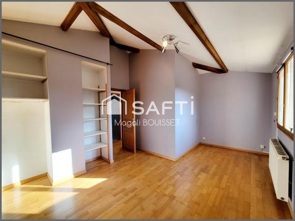 Maison T5 de 125m², Trois chambres, un dressing, une terrasse, deux abris jardin, une piscine, terrain 1115m², idéale pour une famille.