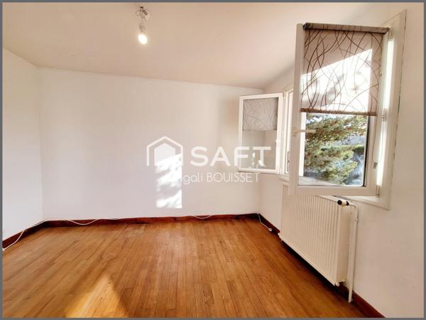 Maison T5 de 125m², Trois chambres, un dressing, une terrasse, deux abris jardin, une piscine, terrain 1115m², idéale pour une famille.