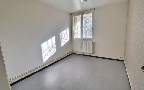 Appartement à vendre    4 pièces • 63,60 m2 Marseille 9