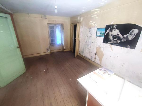 Immeuble avec local commercial et deux appartements