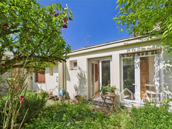 Damien CASTAGNÉ vous présente, à Saint-Médard-en-Jalles, dans le quartier recherché de Gajac, une maison de ville à fort potentiel !