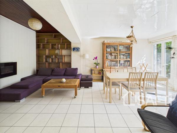 Damien CASTAGNÉ vous présente, à Saint-Médard-en-Jalles, dans le quartier recherché de Gajac, une maison de ville à fort potentiel !