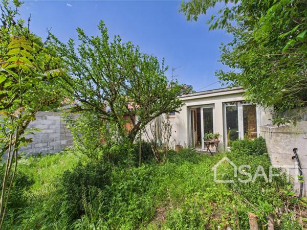 Damien CASTAGNÉ vous présente, à Saint-Médard-en-Jalles, dans le quartier recherché de Gajac, une maison de ville à fort potentiel !