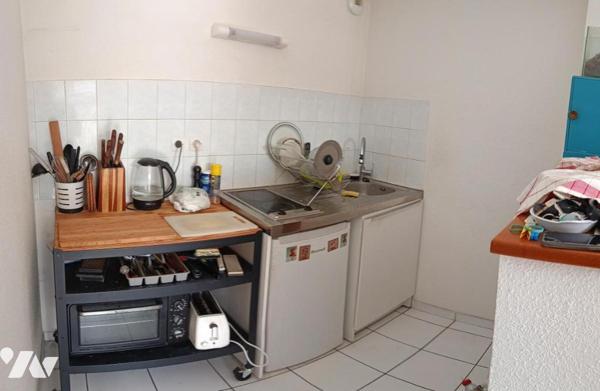 Proche Place Sainte-Anne, appartement de type 2 dans petit immeuble avec 2 places de parking