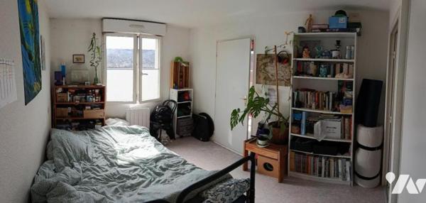 Proche Place Sainte-Anne, appartement de type 2 dans petit immeuble avec 2 places de parking