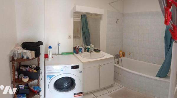 Proche Place Sainte-Anne, appartement de type 2 dans petit immeuble avec 2 places de parking