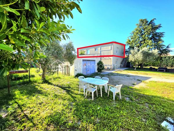 Mickaël GAUDISSARD vous propose à la vente, au premier étage d'une villa composée de 2 lots en copropriété bénévole sans charges :

Appartement de 98 m² habitable composé d'une cuisine équipée avec balcon, ouverte sur le séjour plein sud pour un total de 48 m².

Coté nuit 3 chambres de 10 m², 13 m² et 14.6 m².

Une salle d'eau avec douche italienne, meuble vasque et WC ainsi que son coin buanderie (5.5m²)

En extérieur, un terrain clos de 430 m² vous permettant de stationner plusieurs véhicules et de profiter d'une espace de détente.

Vous disposez également d'un garage de 33 m².

Les plus :

Double vitrage PVC 
Volets roulants
Isolation des combles récente
3 Climatisations réversibles récentes (2 x 2.5 Kw, 1 x 5 Kw) 12 000 €
Salle d'eau complètement rénovée 4 000 €
Cuisine équipée récente 4 000 €
VMC 600 €
Fibre optique
Forage
Assainissement collectif

Accédez a un bien proche des commodités dans un secteur calme avec un espace de vie fonctionnel et un terrain piscinable pour moins de 200 000 €.

Mickaël GAUDISSARD
06 40 52 43 96