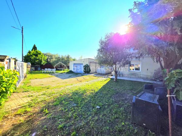 Mickaël GAUDISSARD vous propose à la vente, au premier étage d'une villa composée de 2 lots en copropriété bénévole sans charges :

Appartement de 98 m² habitable composé d'une cuisine équipée avec balcon, ouverte sur le séjour plein sud pour un total de 48 m².

Coté nuit 3 chambres de 10 m², 13 m² et 14.6 m².

Une salle d'eau avec douche italienne, meuble vasque et WC ainsi que son coin buanderie (5.5m²)

En extérieur, un terrain clos de 430 m² vous permettant de stationner plusieurs véhicules et de profiter d'une espace de détente.

Vous disposez également d'un garage de 33 m².

Les plus :

Double vitrage PVC 
Volets roulants
Isolation des combles récente
3 Climatisations réversibles récentes (2 x 2.5 Kw, 1 x 5 Kw) 12 000 €
Salle d'eau complètement rénovée 4 000 €
Cuisine équipée récente 4 000 €
VMC 600 €
Fibre optique
Forage
Assainissement collectif

Accédez a un bien proche des commodités dans un secteur calme avec un espace de vie fonctionnel et un terrain piscinable pour moins de 200 000 €.

Mickaël GAUDISSARD
06 40 52 43 96