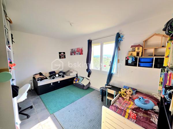 Mickaël GAUDISSARD vous propose à la vente, au premier étage d'une villa composée de 2 lots en copropriété bénévole sans charges :

Appartement de 98 m² habitable composé d'une cuisine équipée avec balcon, ouverte sur le séjour plein sud pour un total de 48 m².

Coté nuit 3 chambres de 10 m², 13 m² et 14.6 m².

Une salle d'eau avec douche italienne, meuble vasque et WC ainsi que son coin buanderie (5.5m²)

En extérieur, un terrain clos de 430 m² vous permettant de stationner plusieurs véhicules et de profiter d'une espace de détente.

Vous disposez également d'un garage de 33 m².

Les plus :

Double vitrage PVC 
Volets roulants
Isolation des combles récente
3 Climatisations réversibles récentes (2 x 2.5 Kw, 1 x 5 Kw) 12 000 €
Salle d'eau complètement rénovée 4 000 €
Cuisine équipée récente 4 000 €
VMC 600 €
Fibre optique
Forage
Assainissement collectif

Accédez a un bien proche des commodités dans un secteur calme avec un espace de vie fonctionnel et un terrain piscinable pour moins de 200 000 €.

Mickaël GAUDISSARD
06 40 52 43 96