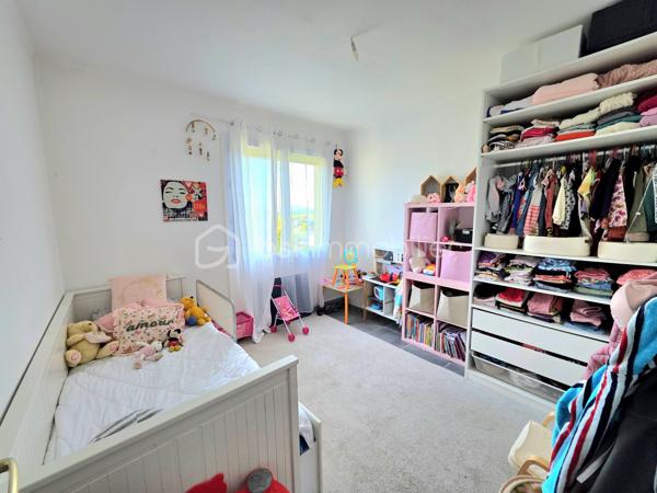 Mickaël GAUDISSARD vous propose à la vente, au premier étage d'une villa composée de 2 lots en copropriété bénévole sans charges :

Appartement de 98 m² habitable composé d'une cuisine équipée avec balcon, ouverte sur le séjour plein sud pour un total de 48 m².

Coté nuit 3 chambres de 10 m², 13 m² et 14.6 m².

Une salle d'eau avec douche italienne, meuble vasque et WC ainsi que son coin buanderie (5.5m²)

En extérieur, un terrain clos de 430 m² vous permettant de stationner plusieurs véhicules et de profiter d'une espace de détente.

Vous disposez également d'un garage de 33 m².

Les plus :

Double vitrage PVC 
Volets roulants
Isolation des combles récente
3 Climatisations réversibles récentes (2 x 2.5 Kw, 1 x 5 Kw) 12 000 €
Salle d'eau complètement rénovée 4 000 €
Cuisine équipée récente 4 000 €
VMC 600 €
Fibre optique
Forage
Assainissement collectif

Accédez a un bien proche des commodités dans un secteur calme avec un espace de vie fonctionnel et un terrain piscinable pour moins de 200 000 €.

Mickaël GAUDISSARD
06 40 52 43 96