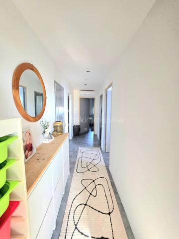 Mickaël GAUDISSARD vous propose à la vente, au premier étage d'une villa composée de 2 lots en copropriété bénévole sans charges :

Appartement de 98 m² habitable composé d'une cuisine équipée avec balcon, ouverte sur le séjour plein sud pour un total de 48 m².

Coté nuit 3 chambres de 10 m², 13 m² et 14.6 m².

Une salle d'eau avec douche italienne, meuble vasque et WC ainsi que son coin buanderie (5.5m²)

En extérieur, un terrain clos de 430 m² vous permettant de stationner plusieurs véhicules et de profiter d'une espace de détente.

Vous disposez également d'un garage de 33 m².

Les plus :

Double vitrage PVC 
Volets roulants
Isolation des combles récente
3 Climatisations réversibles récentes (2 x 2.5 Kw, 1 x 5 Kw) 12 000 €
Salle d'eau complètement rénovée 4 000 €
Cuisine équipée récente 4 000 €
VMC 600 €
Fibre optique
Forage
Assainissement collectif

Accédez a un bien proche des commodités dans un secteur calme avec un espace de vie fonctionnel et un terrain piscinable pour moins de 200 000 €.

Mickaël GAUDISSARD
06 40 52 43 96