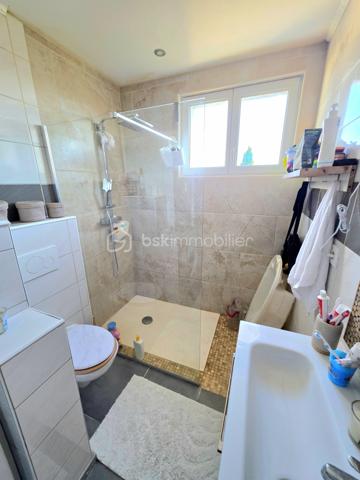 Mickaël GAUDISSARD vous propose à la vente, au premier étage d'une villa composée de 2 lots en copropriété bénévole sans charges :

Appartement de 98 m² habitable composé d'une cuisine équipée avec balcon, ouverte sur le séjour plein sud pour un total de 48 m².

Coté nuit 3 chambres de 10 m², 13 m² et 14.6 m².

Une salle d'eau avec douche italienne, meuble vasque et WC ainsi que son coin buanderie (5.5m²)

En extérieur, un terrain clos de 430 m² vous permettant de stationner plusieurs véhicules et de profiter d'une espace de détente.

Vous disposez également d'un garage de 33 m².

Les plus :

Double vitrage PVC 
Volets roulants
Isolation des combles récente
3 Climatisations réversibles récentes (2 x 2.5 Kw, 1 x 5 Kw) 12 000 €
Salle d'eau complètement rénovée 4 000 €
Cuisine équipée récente 4 000 €
VMC 600 €
Fibre optique
Forage
Assainissement collectif

Accédez a un bien proche des commodités dans un secteur calme avec un espace de vie fonctionnel et un terrain piscinable pour moins de 200 000 €.

Mickaël GAUDISSARD
06 40 52 43 96
