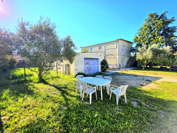 Mickaël GAUDISSARD vous propose à la vente, au premier étage d'une villa composée de 2 lots en copropriété bénévole sans charges :

Appartement de 98 m² habitable composé d'une cuisine équipée avec balcon, ouverte sur le séjour plein sud pour un total de 48 m².

Coté nuit 3 chambres de 10 m², 13 m² et 14.6 m².

Une salle d'eau avec douche italienne, meuble vasque et WC ainsi que son coin buanderie (5.5m²)

En extérieur, un terrain clos de 430 m² vous permettant de stationner plusieurs véhicules et de profiter d'une espace de détente.

Vous disposez également d'un garage de 33 m².

Les plus :

Double vitrage PVC 
Volets roulants
Isolation des combles récente
3 Climatisations réversibles récentes (2 x 2.5 Kw, 1 x 5 Kw) 12 000 €
Salle d'eau complètement rénovée 4 000 €
Cuisine équipée récente 4 000 €
VMC 600 €
Fibre optique
Forage
Assainissement collectif

Accédez a un bien proche des commodités dans un secteur calme avec un espace de vie fonctionnel et un terrain piscinable pour moins de 200 000 €.

Mickaël GAUDISSARD
06 40 52 43 96