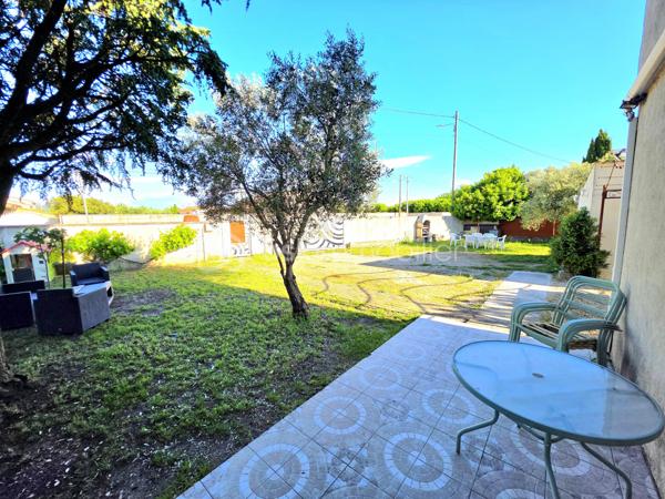 Mickaël GAUDISSARD vous propose à la vente, au premier étage d'une villa composée de 2 lots en copropriété bénévole sans charges :

Appartement de 98 m² habitable composé d'une cuisine équipée avec balcon, ouverte sur le séjour plein sud pour un total de 48 m².

Coté nuit 3 chambres de 10 m², 13 m² et 14.6 m².

Une salle d'eau avec douche italienne, meuble vasque et WC ainsi que son coin buanderie (5.5m²)

En extérieur, un terrain clos de 430 m² vous permettant de stationner plusieurs véhicules et de profiter d'une espace de détente.

Vous disposez également d'un garage de 33 m².

Les plus :

Double vitrage PVC 
Volets roulants
Isolation des combles récente
3 Climatisations réversibles récentes (2 x 2.5 Kw, 1 x 5 Kw) 12 000 €
Salle d'eau complètement rénovée 4 000 €
Cuisine équipée récente 4 000 €
VMC 600 €
Fibre optique
Forage
Assainissement collectif

Accédez a un bien proche des commodités dans un secteur calme avec un espace de vie fonctionnel et un terrain piscinable pour moins de 200 000 €.

Mickaël GAUDISSARD
06 40 52 43 96