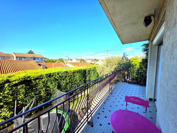 Mickaël GAUDISSARD vous propose à la vente, au premier étage d'une villa composée de 2 lots en copropriété bénévole sans charges :

Appartement de 98 m² habitable composé d'une cuisine équipée avec balcon, ouverte sur le séjour plein sud pour un total de 48 m².

Coté nuit 3 chambres de 10 m², 13 m² et 14.6 m².

Une salle d'eau avec douche italienne, meuble vasque et WC ainsi que son coin buanderie (5.5m²)

En extérieur, un terrain clos de 430 m² vous permettant de stationner plusieurs véhicules et de profiter d'une espace de détente.

Vous disposez également d'un garage de 33 m².

Les plus :

Double vitrage PVC 
Volets roulants
Isolation des combles récente
3 Climatisations réversibles récentes (2 x 2.5 Kw, 1 x 5 Kw) 12 000 €
Salle d'eau complètement rénovée 4 000 €
Cuisine équipée récente 4 000 €
VMC 600 €
Fibre optique
Forage
Assainissement collectif

Accédez a un bien proche des commodités dans un secteur calme avec un espace de vie fonctionnel et un terrain piscinable pour moins de 200 000 €.

Mickaël GAUDISSARD
06 40 52 43 96