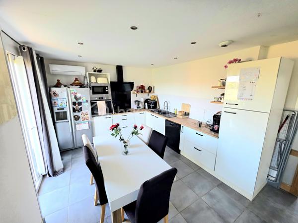 Mickaël GAUDISSARD vous propose à la vente, au premier étage d'une villa composée de 2 lots en copropriété bénévole sans charges :

Appartement de 98 m² habitable composé d'une cuisine équipée avec balcon, ouverte sur le séjour plein sud pour un total de 48 m².

Coté nuit 3 chambres de 10 m², 13 m² et 14.6 m².

Une salle d'eau avec douche italienne, meuble vasque et WC ainsi que son coin buanderie (5.5m²)

En extérieur, un terrain clos de 430 m² vous permettant de stationner plusieurs véhicules et de profiter d'une espace de détente.

Vous disposez également d'un garage de 33 m².

Les plus :

Double vitrage PVC 
Volets roulants
Isolation des combles récente
3 Climatisations réversibles récentes (2 x 2.5 Kw, 1 x 5 Kw) 12 000 €
Salle d'eau complètement rénovée 4 000 €
Cuisine équipée récente 4 000 €
VMC 600 €
Fibre optique
Forage
Assainissement collectif

Accédez a un bien proche des commodités dans un secteur calme avec un espace de vie fonctionnel et un terrain piscinable pour moins de 200 000 €.

Mickaël GAUDISSARD
06 40 52 43 96