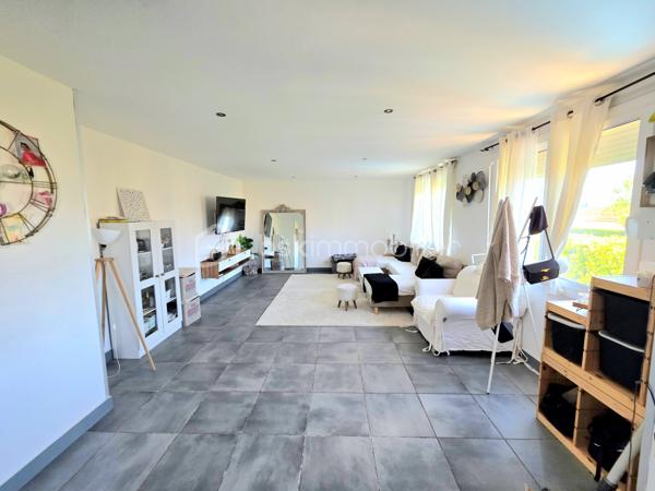 Mickaël GAUDISSARD vous propose à la vente, au premier étage d'une villa composée de 2 lots en copropriété bénévole sans charges :

Appartement de 98 m² habitable composé d'une cuisine équipée avec balcon, ouverte sur le séjour plein sud pour un total de 48 m².

Coté nuit 3 chambres de 10 m², 13 m² et 14.6 m².

Une salle d'eau avec douche italienne, meuble vasque et WC ainsi que son coin buanderie (5.5m²)

En extérieur, un terrain clos de 430 m² vous permettant de stationner plusieurs véhicules et de profiter d'une espace de détente.

Vous disposez également d'un garage de 33 m².

Les plus :

Double vitrage PVC 
Volets roulants
Isolation des combles récente
3 Climatisations réversibles récentes (2 x 2.5 Kw, 1 x 5 Kw) 12 000 €
Salle d'eau complètement rénovée 4 000 €
Cuisine équipée récente 4 000 €
VMC 600 €
Fibre optique
Forage
Assainissement collectif

Accédez a un bien proche des commodités dans un secteur calme avec un espace de vie fonctionnel et un terrain piscinable pour moins de 200 000 €.

Mickaël GAUDISSARD
06 40 52 43 96