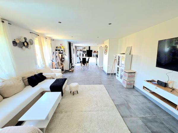 Mickaël GAUDISSARD vous propose à la vente, au premier étage d'une villa composée de 2 lots en copropriété bénévole sans charges :

Appartement de 98 m² habitable composé d'une cuisine équipée avec balcon, ouverte sur le séjour plein sud pour un total de 48 m².

Coté nuit 3 chambres de 10 m², 13 m² et 14.6 m².

Une salle d'eau avec douche italienne, meuble vasque et WC ainsi que son coin buanderie (5.5m²)

En extérieur, un terrain clos de 430 m² vous permettant de stationner plusieurs véhicules et de profiter d'une espace de détente.

Vous disposez également d'un garage de 33 m².

Les plus :

Double vitrage PVC 
Volets roulants
Isolation des combles récente
3 Climatisations réversibles récentes (2 x 2.5 Kw, 1 x 5 Kw) 12 000 €
Salle d'eau complètement rénovée 4 000 €
Cuisine équipée récente 4 000 €
VMC 600 €
Fibre optique
Forage
Assainissement collectif

Accédez a un bien proche des commodités dans un secteur calme avec un espace de vie fonctionnel et un terrain piscinable pour moins de 200 000 €.

Mickaël GAUDISSARD
06 40 52 43 96