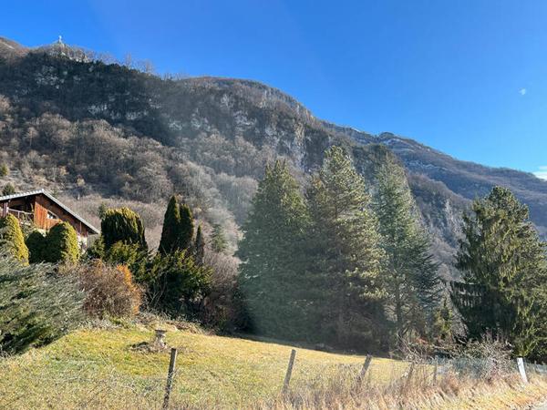 Terrains 750 m2 constructible orienté plein sud à Verel Pragondran