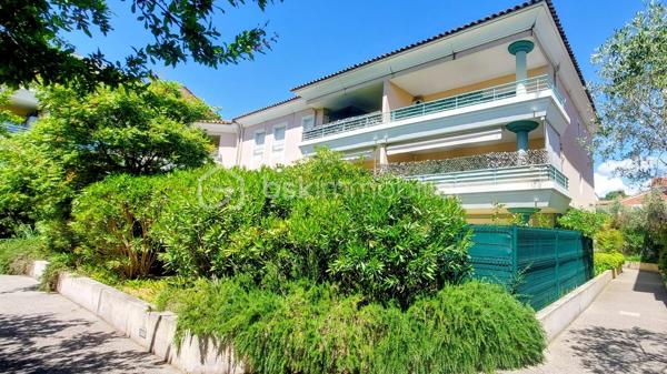 Vous recherchez un appartement 3 pièces lumineux avec une terrasse ,un jardin  et un garage fermé alors venez constater par vous-même.
Parmi les nombreux atouts de votre futur bien:

* Jolie terrasse ensoleillée ( orientée Sud-ouest) pour dîner entre amis.
* Jardin cloturé entouré de verdure.
* T3 de 63 m2 traversant pour un maximum de lumière. 
* Au calme absolu.
* Grande pièce à vivre.
* Cuisine ouverte équipée.
* 2 belles chambres avec placards intégrés. 
* WC indépendant.
* Douche italienne avec fenêtre.
* Climatisation dans tout l'appartement.
* Double vitrage, porte blindée.
* Résidence de Standing totalement sécurisée.
* Proche des arrêts de bus et commerces à pied (intermarché, super U).
* Faibles charges (seulement 118 euros mensuels.)

Ce bien se complète d'un garage fermé en sous-sol.

DE PLUS VOUS AVEZ LA POSSIBILITÉ D'ACQUÉRIR UN DEUXIÈME GARAGE FERMÉ DANS LA RESIDENCE POUR UN MONTANT DE 28000 EUROS.

VISITEZ ET POSEZ VOS VALISES!